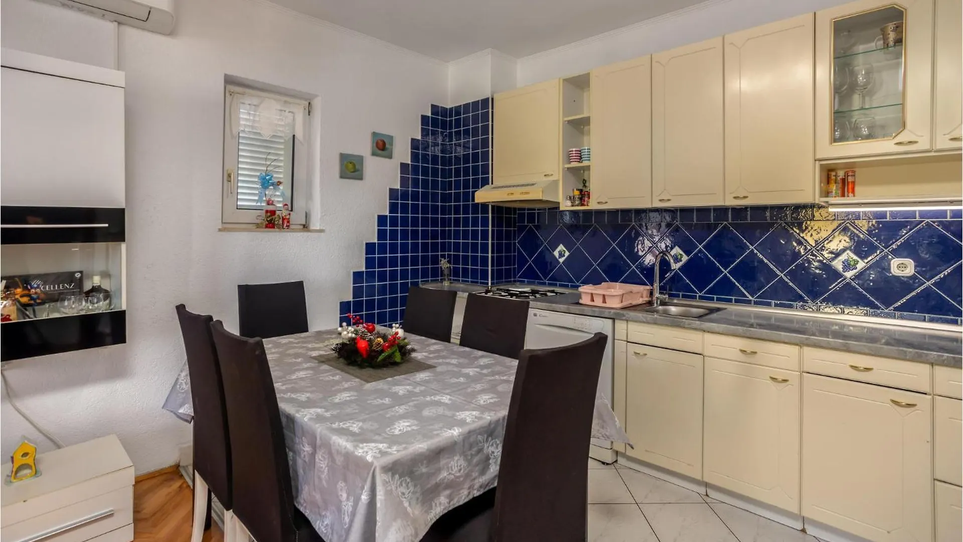 3 Bedroom Amazing Apartment In Novi Vinodolski 0*,